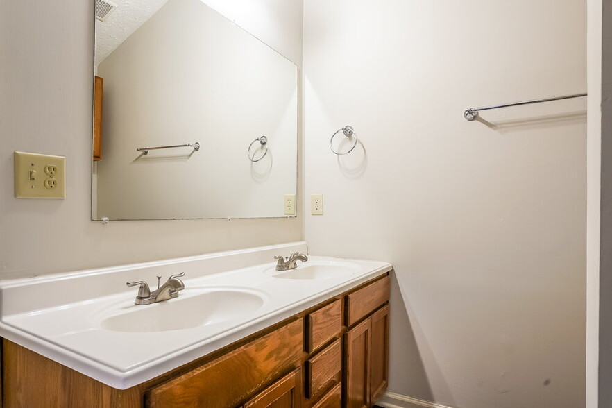 Building Photo - 409 Laurens Way