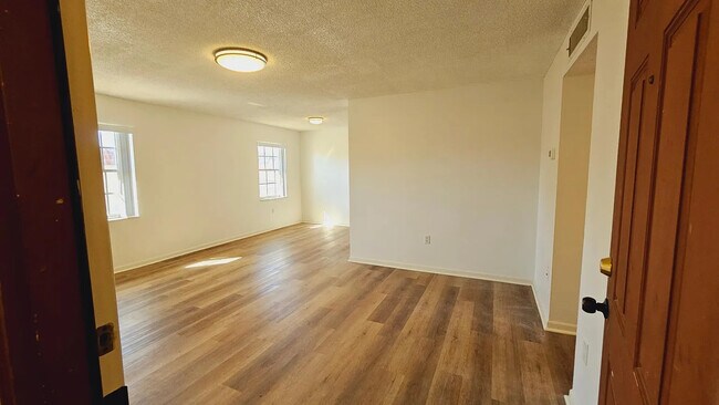 Building Photo - 1112 W Main St