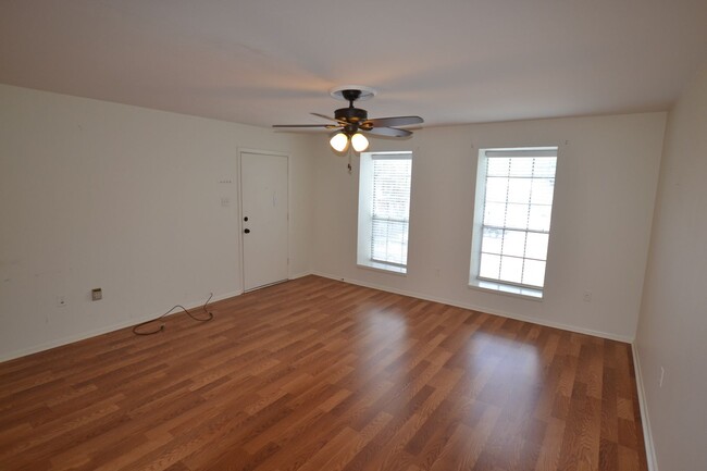 Building Photo - Newly updated, 2 bedroom, 2 bath Condo at Westdale Club Condos