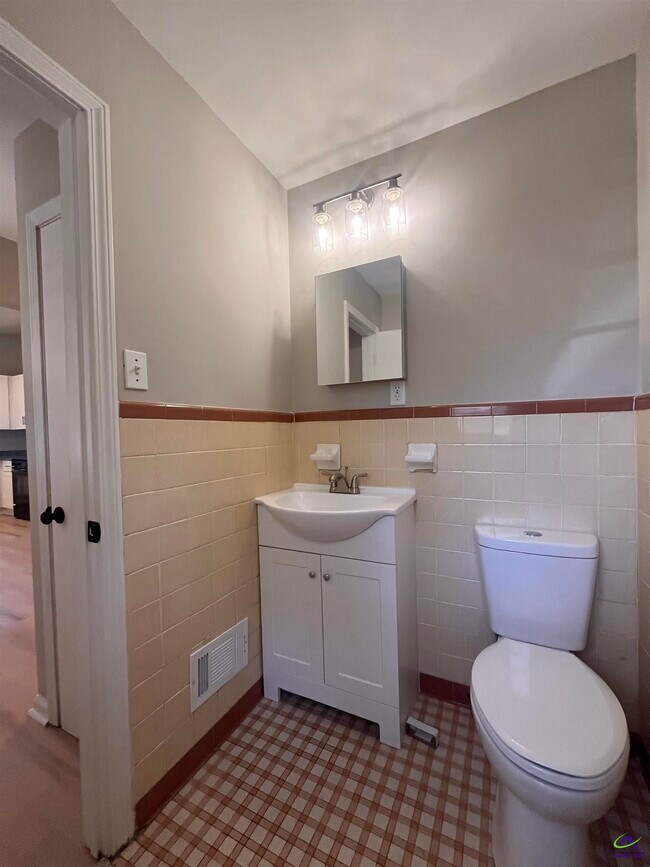 Building Photo - 202 Sherman St