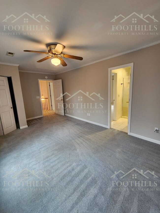 Building Photo - Spacious Furnished Home with Modern Featur...