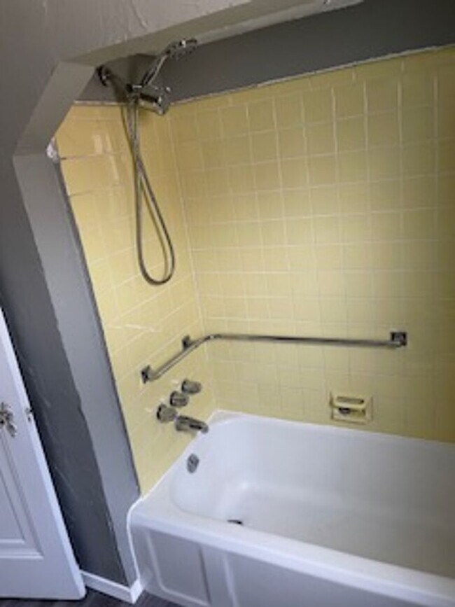 Building Photo - 3 bed 1 bath bungelow in Harper Woods with attached garage and basement