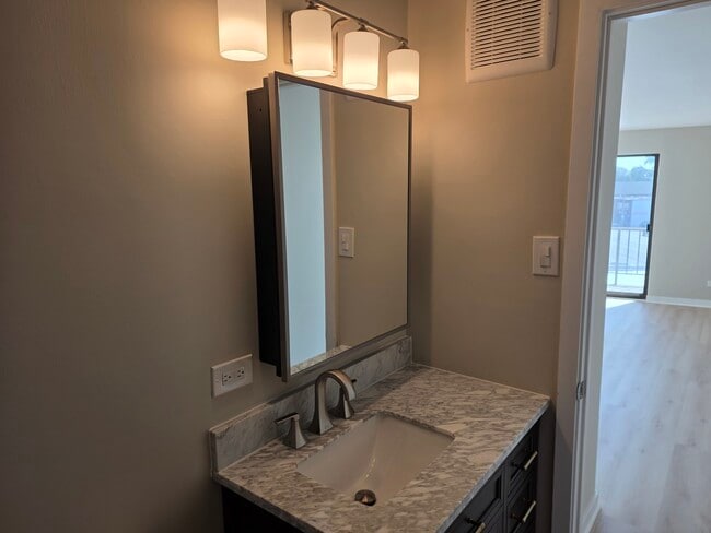 Building Photo - 3900 W 95th St