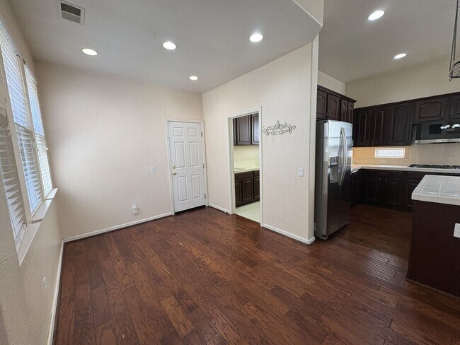 Building Photo - 5637 Lilyview Way