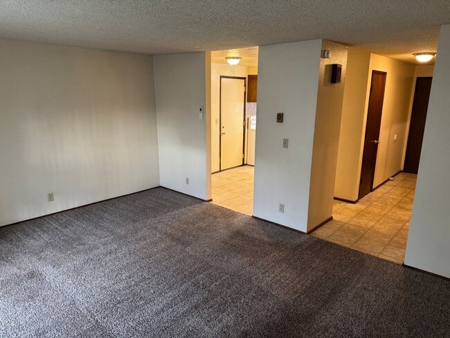 Building Photo - Updated 2 bedroom 1 1/2 bath duplex in Springfield!