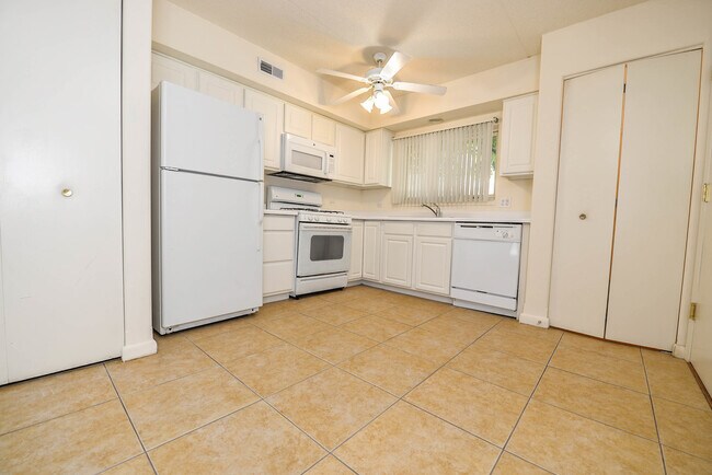 Building Photo - 8751 W Catherine Ave