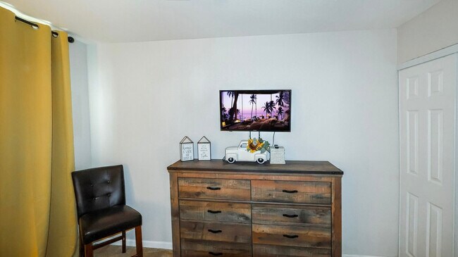 Building Photo - 660 Sunnyside Ave