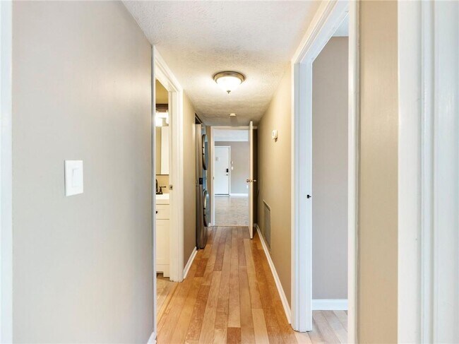 Building Photo - 115 Biscayne Dr NW