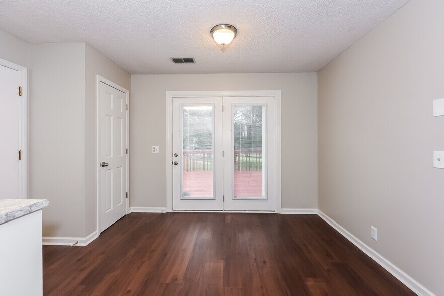 Building Photo - 5105 Roxborough Dr