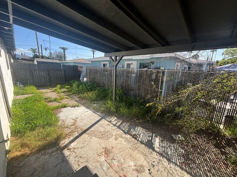 Building Photo - 701 E Oakland