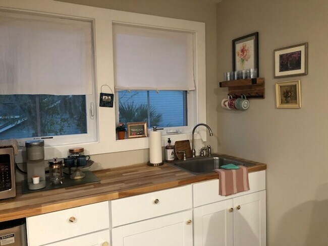 Building Photo - Stunning Home in Rose Hill! $1,000 October...
