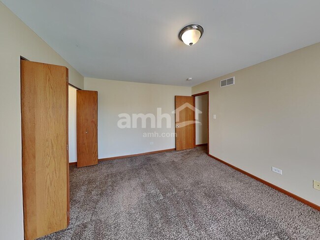 Building Photo - 26251 W Bayberry Ct