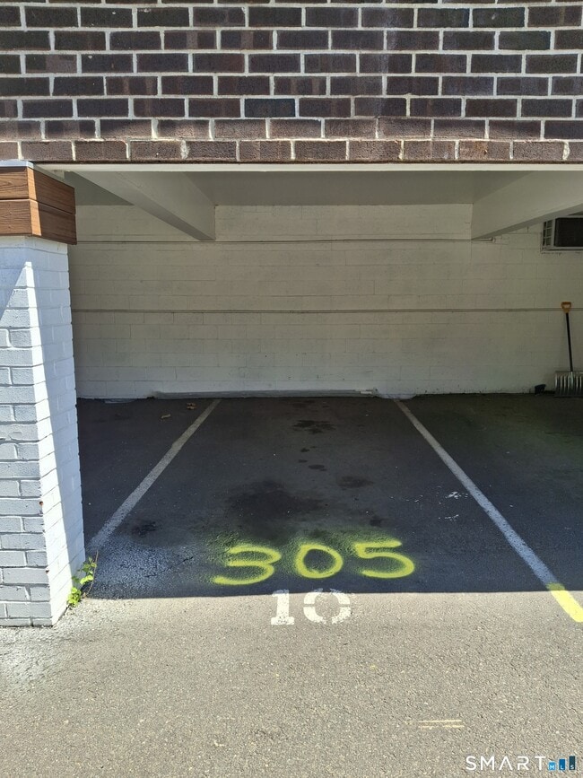 Building Photo - 393 Laurel Ave