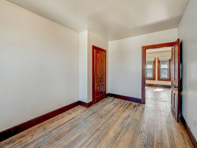 Building Photo - Large Four Bedroom In York!