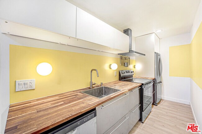 Building Photo - 2725 1/2 Dalton Ave