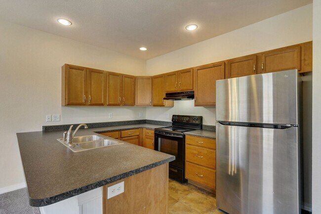 Building Photo - Beautiful 3-Bedroom, 2½-Bath Home with Ope...