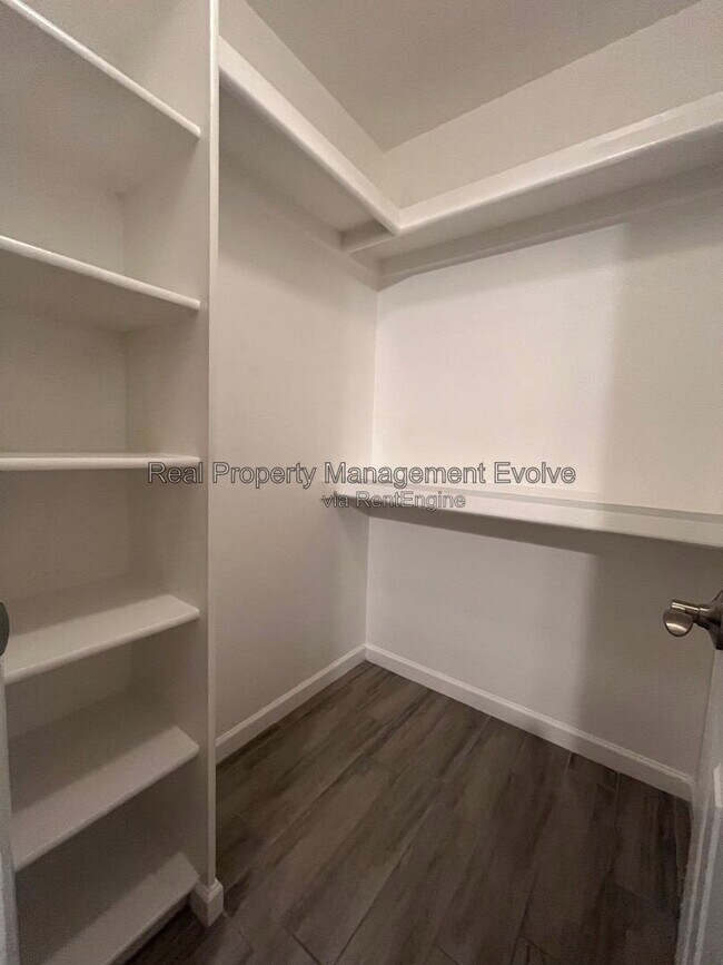 Building Photo - 408 W Blackhawk Dr