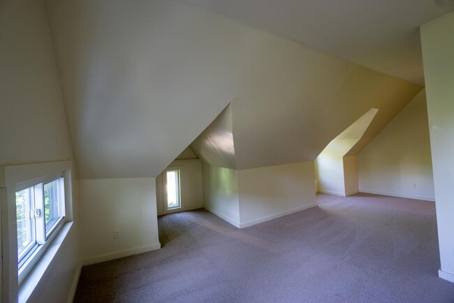 Building Photo - AVAILABLE 8/1/26  3 Story Townhouse On Qui...