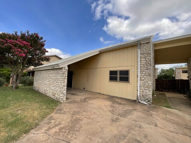 Building Photo - 1411 Hi Cir N