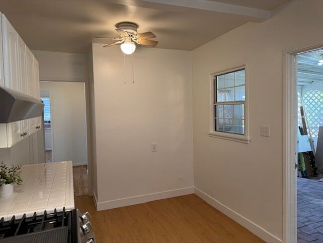 Building Photo - One bedroom, one bath in La Crescenta