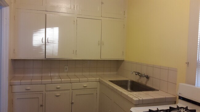 Building Photo - 325 E Saint James St