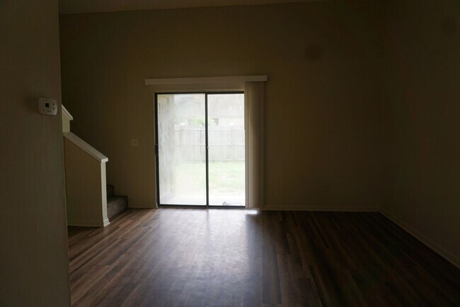 Building Photo - 2 bedroom 2 Bathroom close to NAS Jax