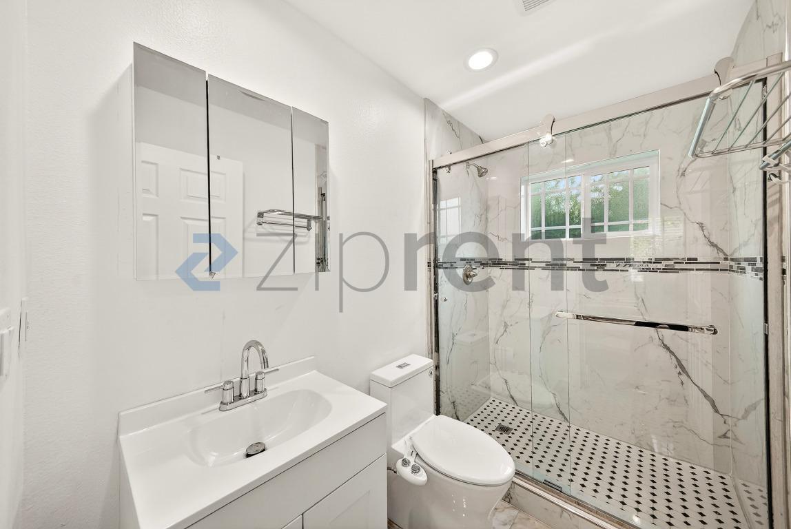 Building Photo - Unit ADU