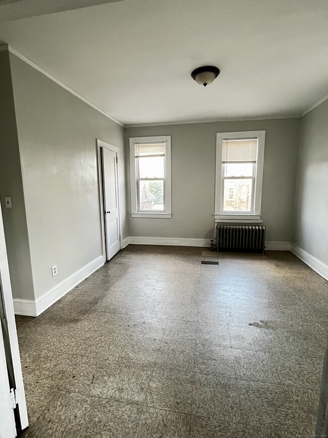 Building Photo - 143 Putnam St