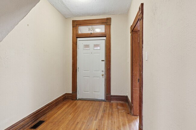 Building Photo - Muir - 308-308 1/2 Wilber Ave