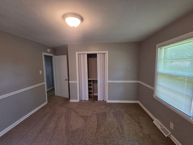 Building Photo - 1728 Shenandoah Dr