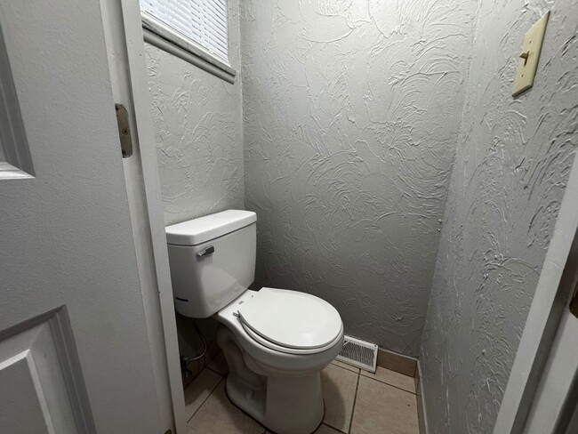 Building Photo - Charming 2-Bedroom Property in Prime Location