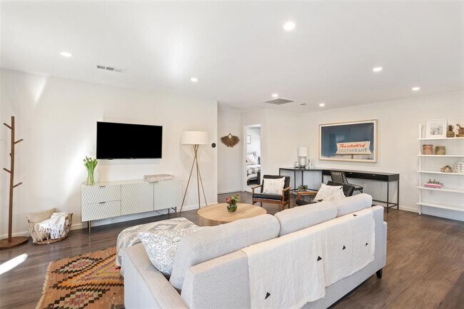 Building Photo - 6805 Western Oaks Blvd