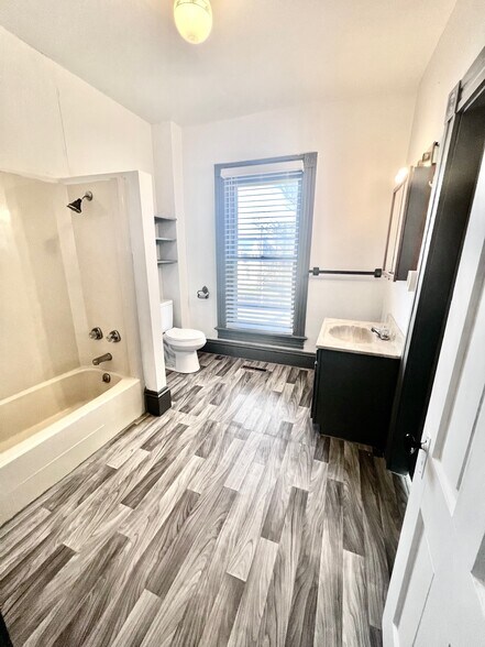 Building Photo - 1009 S Central Ave