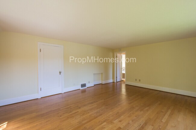 Building Photo - Riverfront Perfection with this Charming 3 Bedroom Lake Oswego Home!