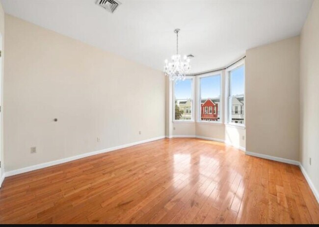 Building Photo - 54 Monitor St