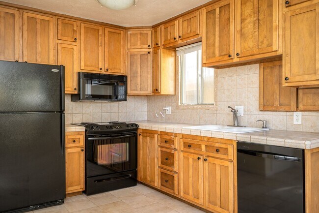 Building Photo - CONDO W/ A VIEW!!! CLOSE TO OHSU,PSU and M...