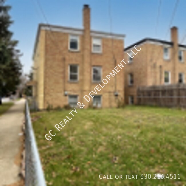 Building Photo - 2701 N Sayre Ave