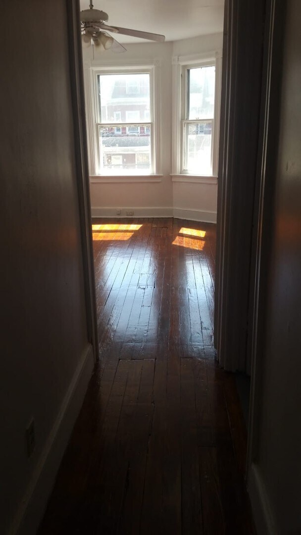 Building Photo - Large home for family!