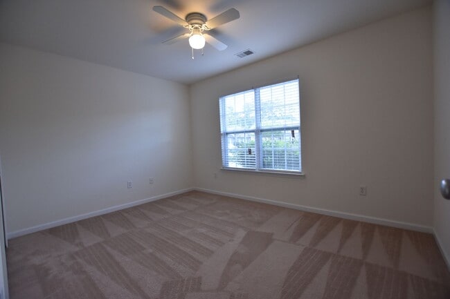 Building Photo - Fantastic 2 bedroom 2 bath end unit townhome