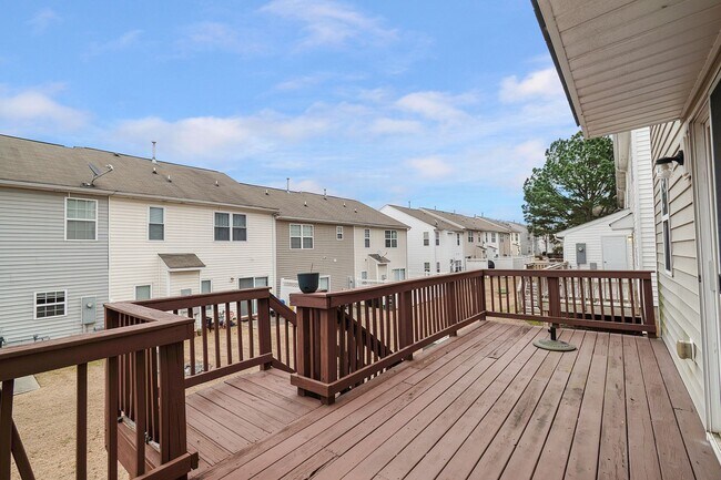 Building Photo - Master-on-Main End-Unit Townhome in Back Creek Villages!