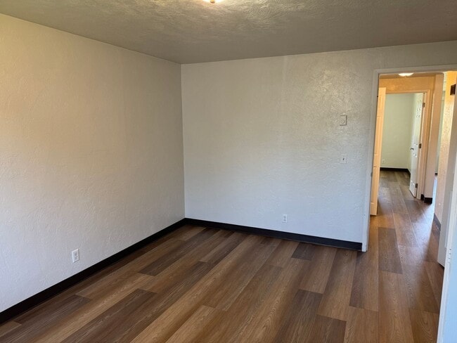 Building Photo - 2 bedroom 1 bath duplex in Cottage Grove!