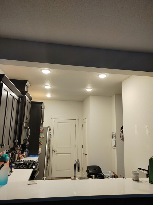 Building Photo - Light Room