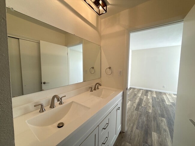 Building Photo - 1131 Tapadero Dr