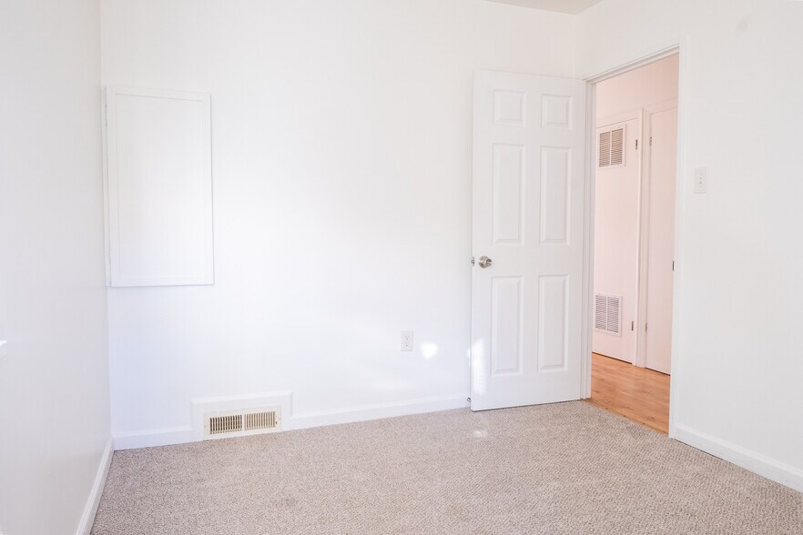 Building Photo - 2027 Barlowe Pl