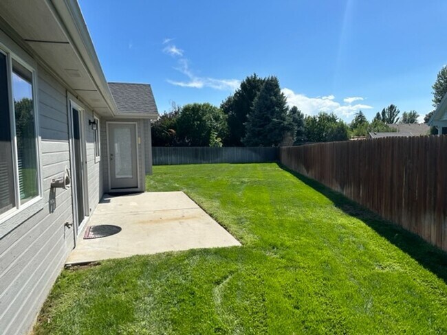 Building Photo - 943 Mount Hood Pl N