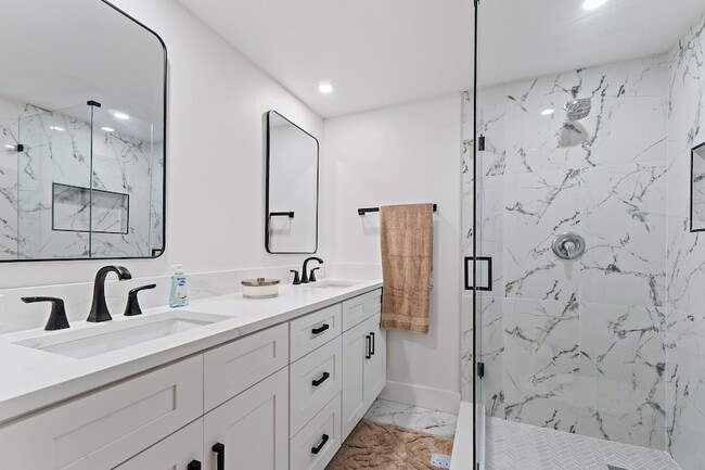 Building Photo - 3052 30th Ct