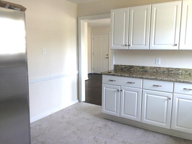 Building Photo - 2324 Lenora Ln