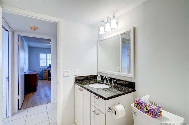 Building Photo - 10 NE Plantation Rd