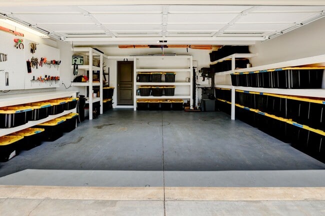 Building Photo - Beautiful home in SW Bend!  Large fenced i...