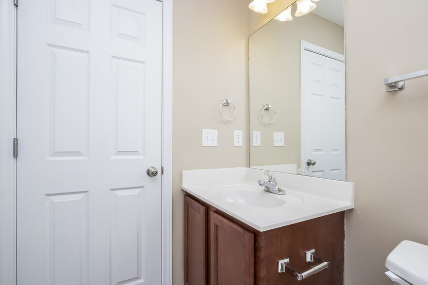 Building Photo - 900 Gardenia Curve